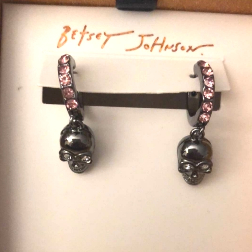 ❇️🧚‍♀️Betsey Johnson DISCONTINUED Skull Earrings NWT/NIB